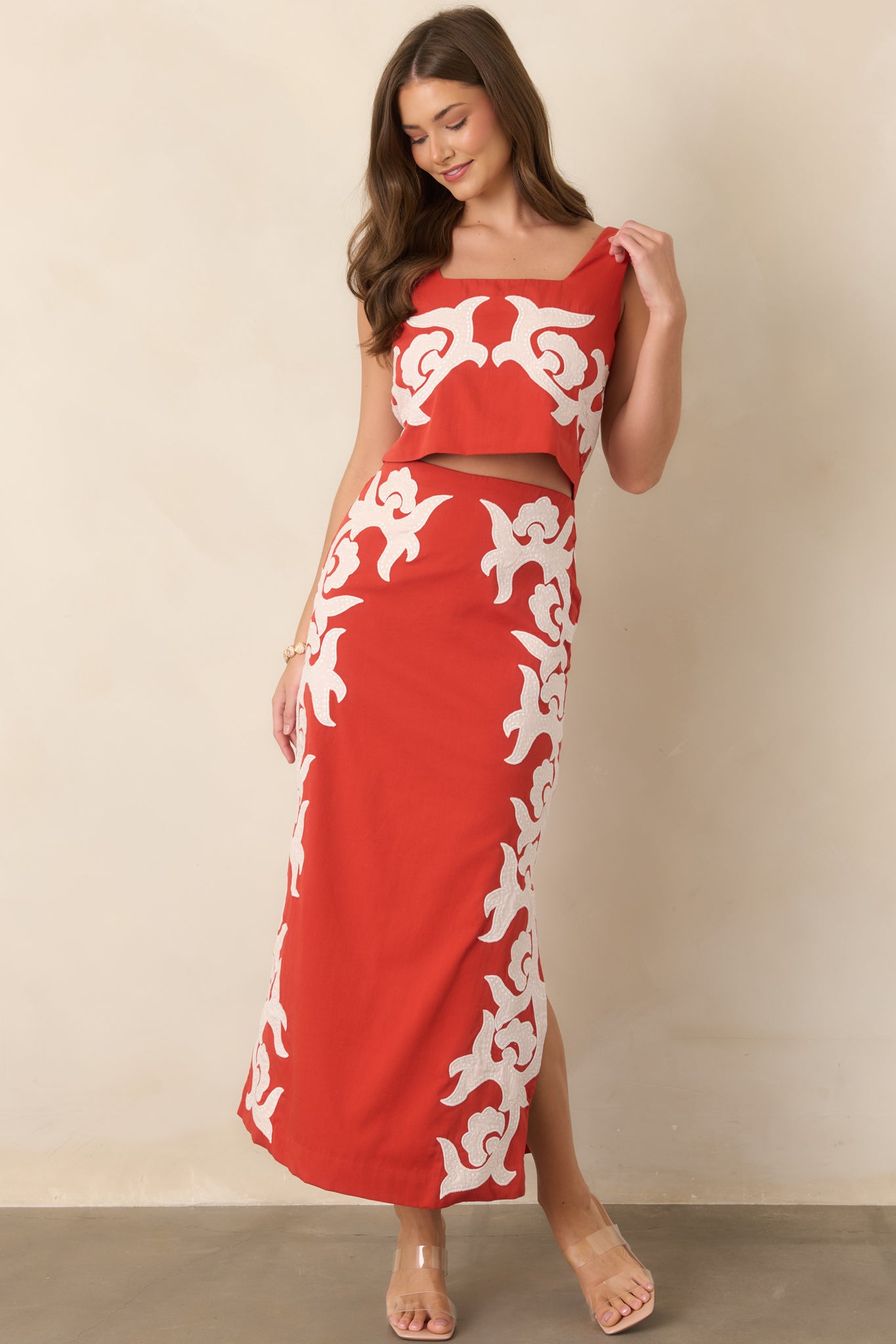 Cropped cotton top with a softly lined interior, broad straps, and a defined square neckline for a polished look.