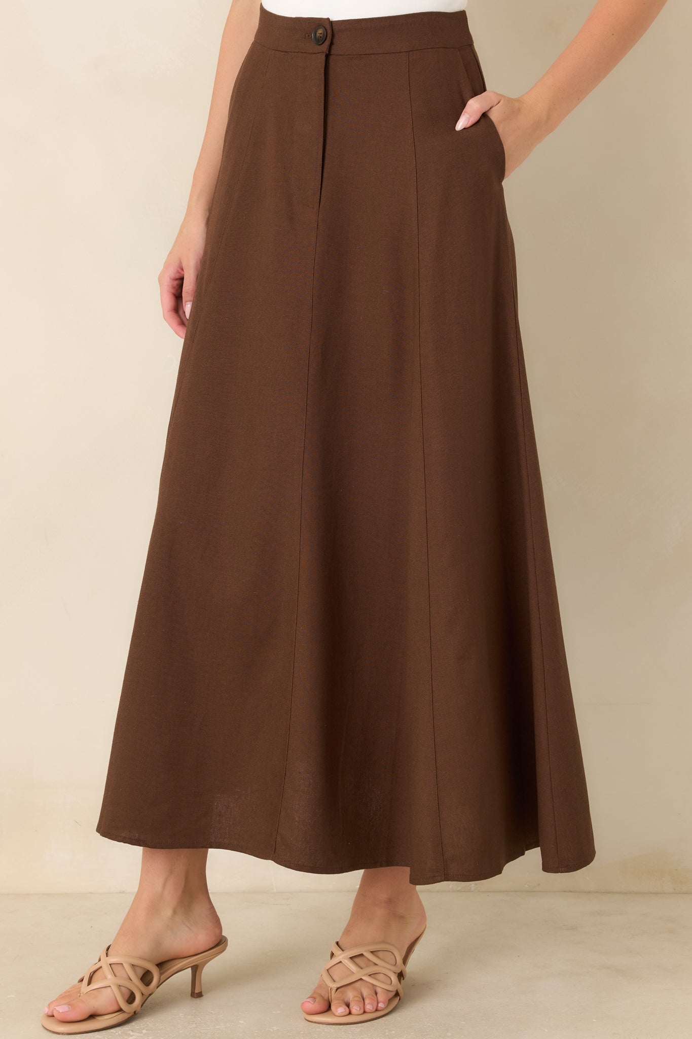 Detailed front view of the linen and cotton blend skirt showcasing the structured waistband, paneled seams, and smooth woven texture.