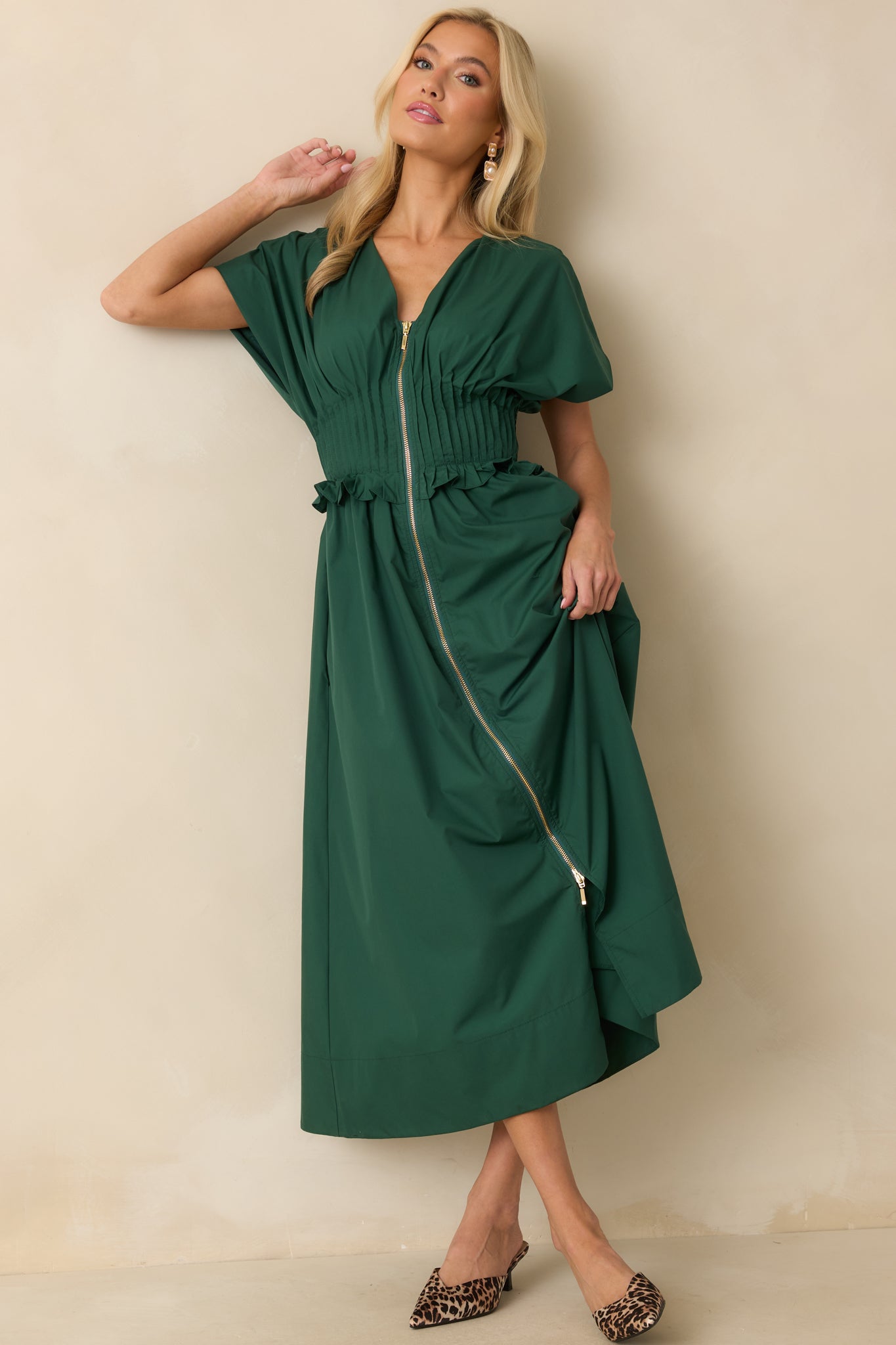 Maxi dress styled with a V-neckline and side pockets, blending comfort with a polished finish.