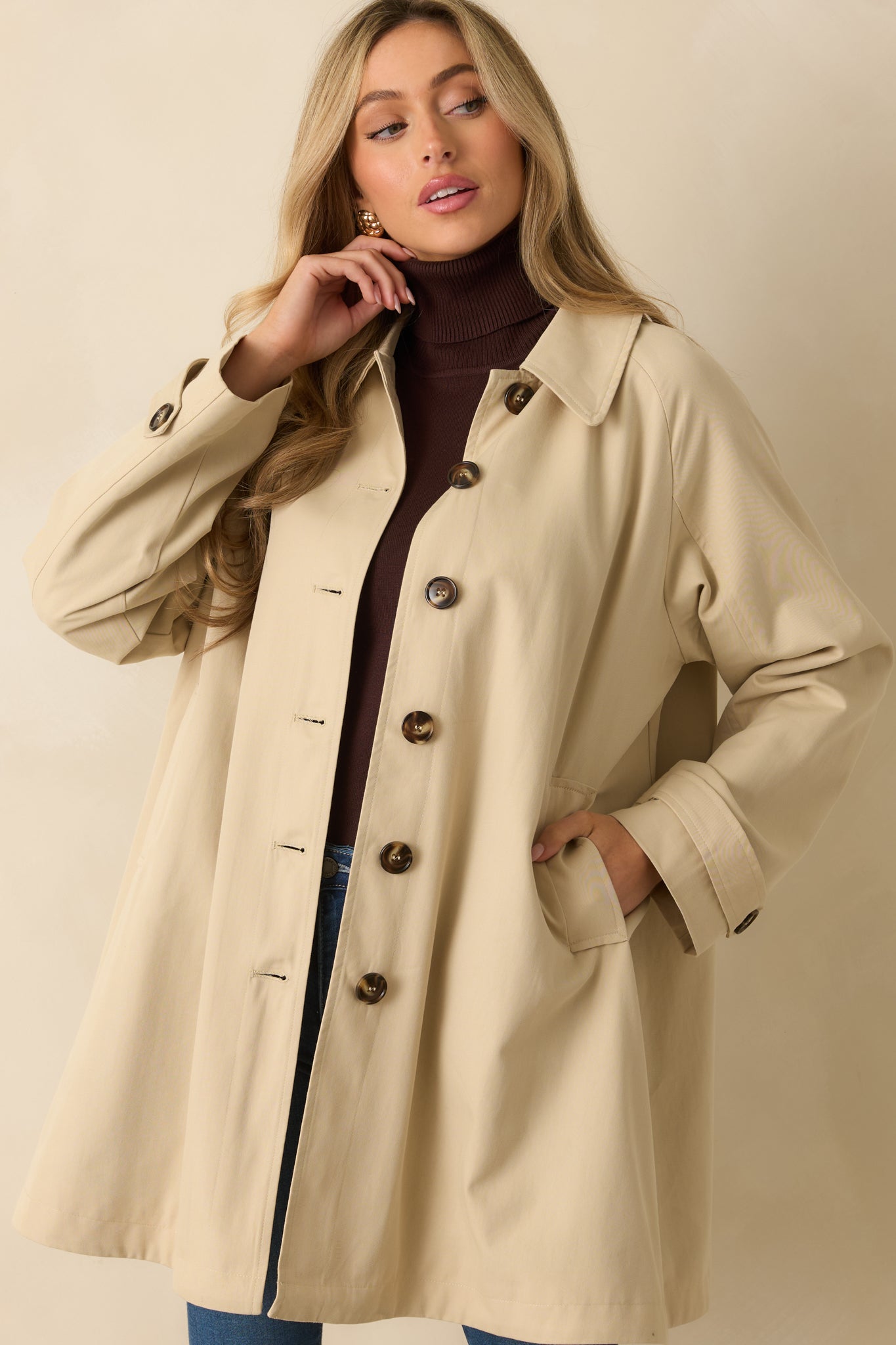 Midsection close-up highlighting side pockets and smooth fabric texture.