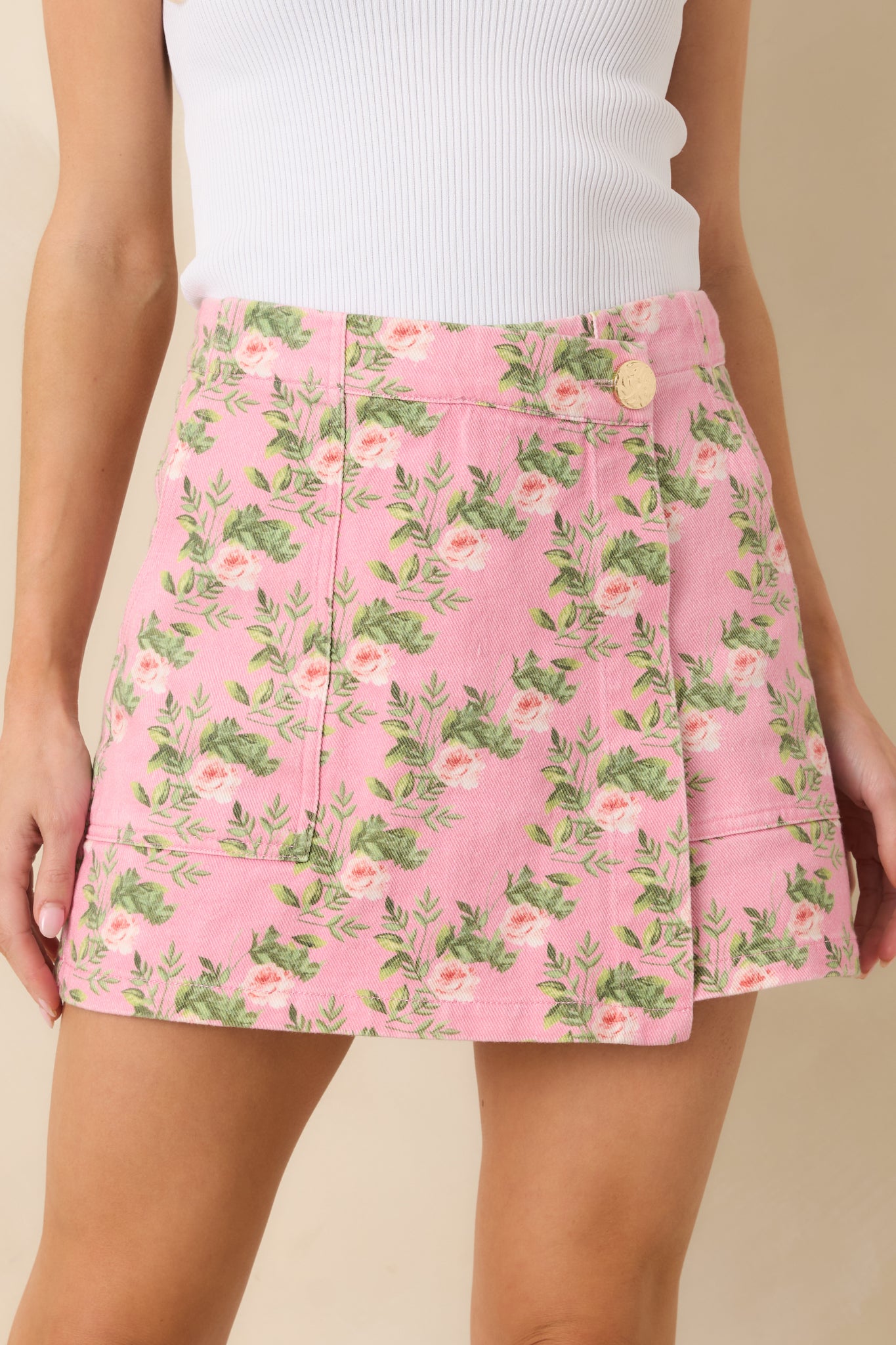 Midsection crop emphasizing the side pocket openings and soft pink fabric texture.