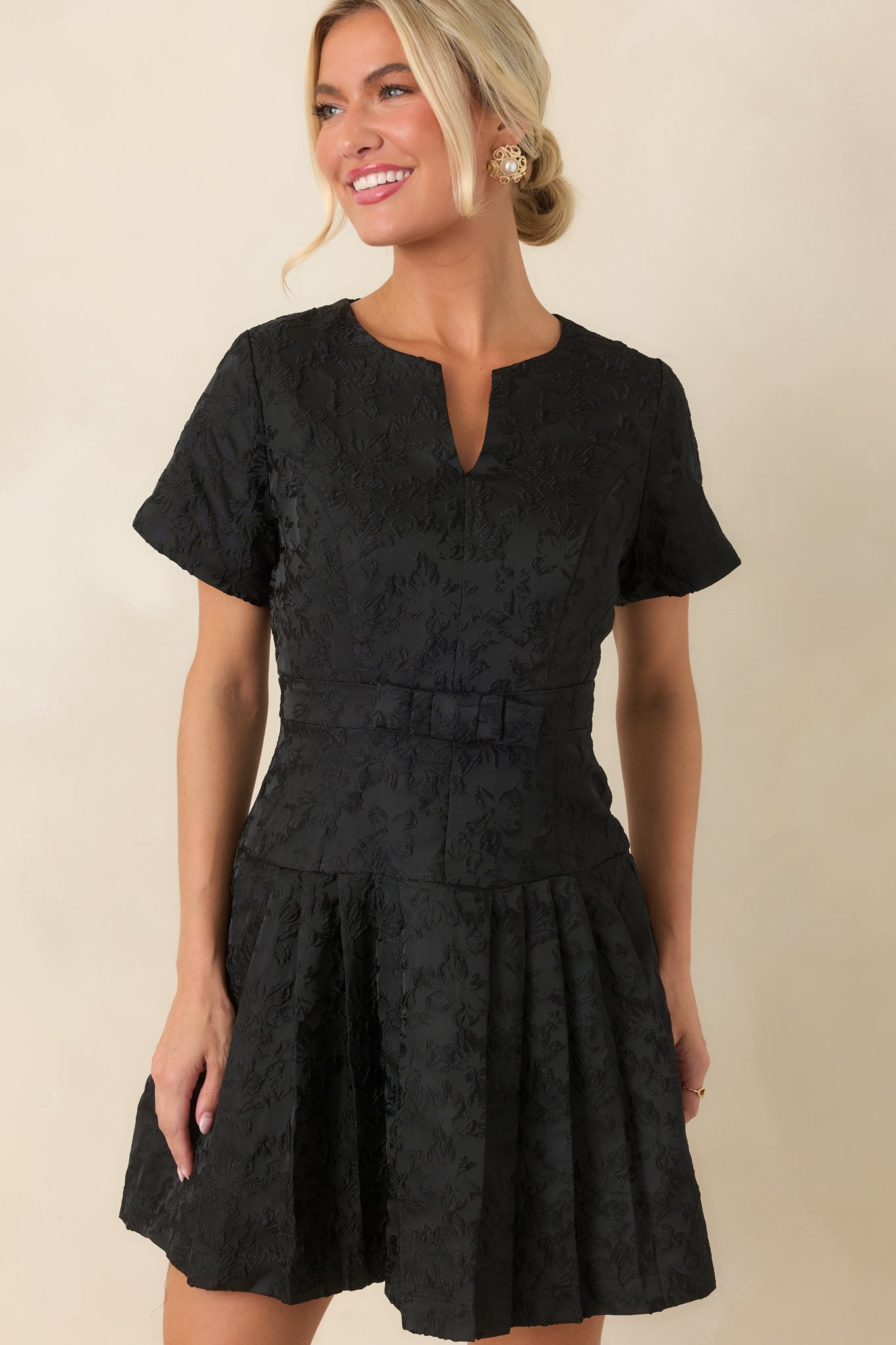 Petite matching bow detail adds a feminine touch to the defined waistband of this mini dress.