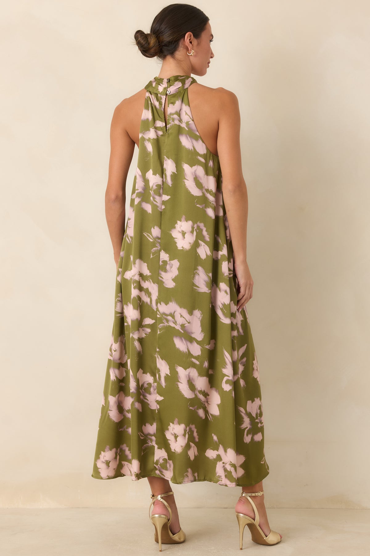 Rear of the olive floral maxi dress featuring a back keyhole and button closures.
