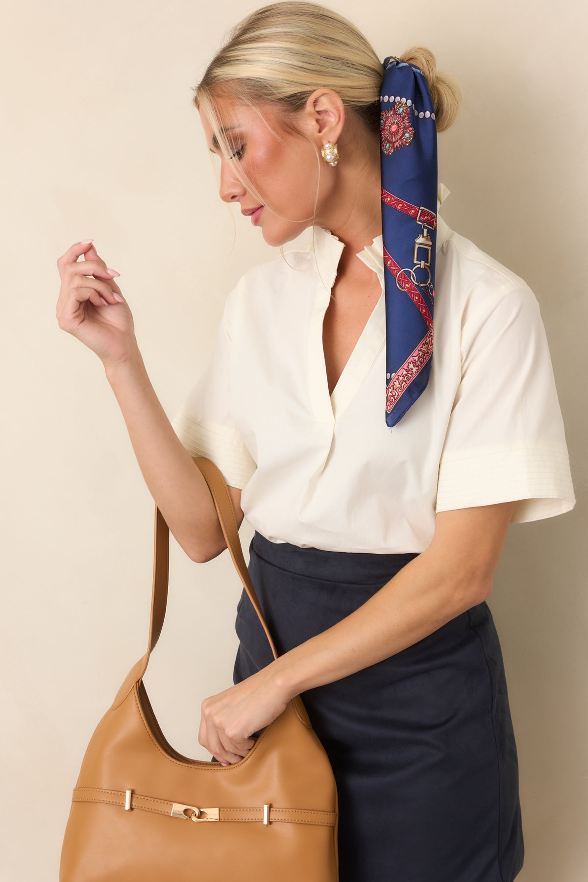 Delicate pleating defines the ruffle collar, creating a softly structured finish around the neckline.