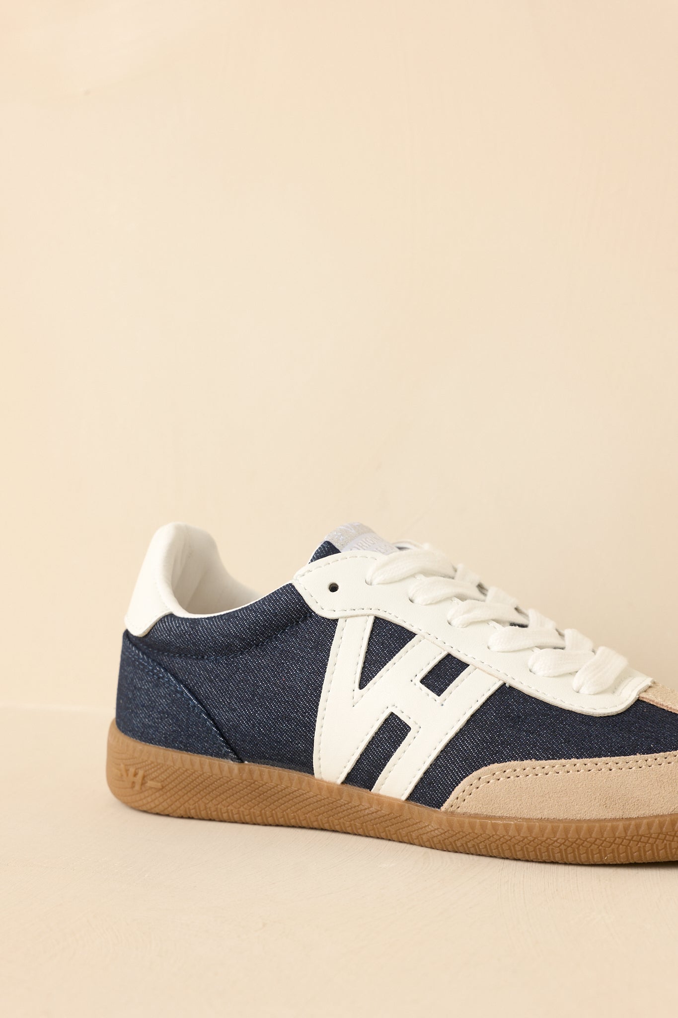 Side profile highlighting synthetic, leather, and suede panels with textured finish.