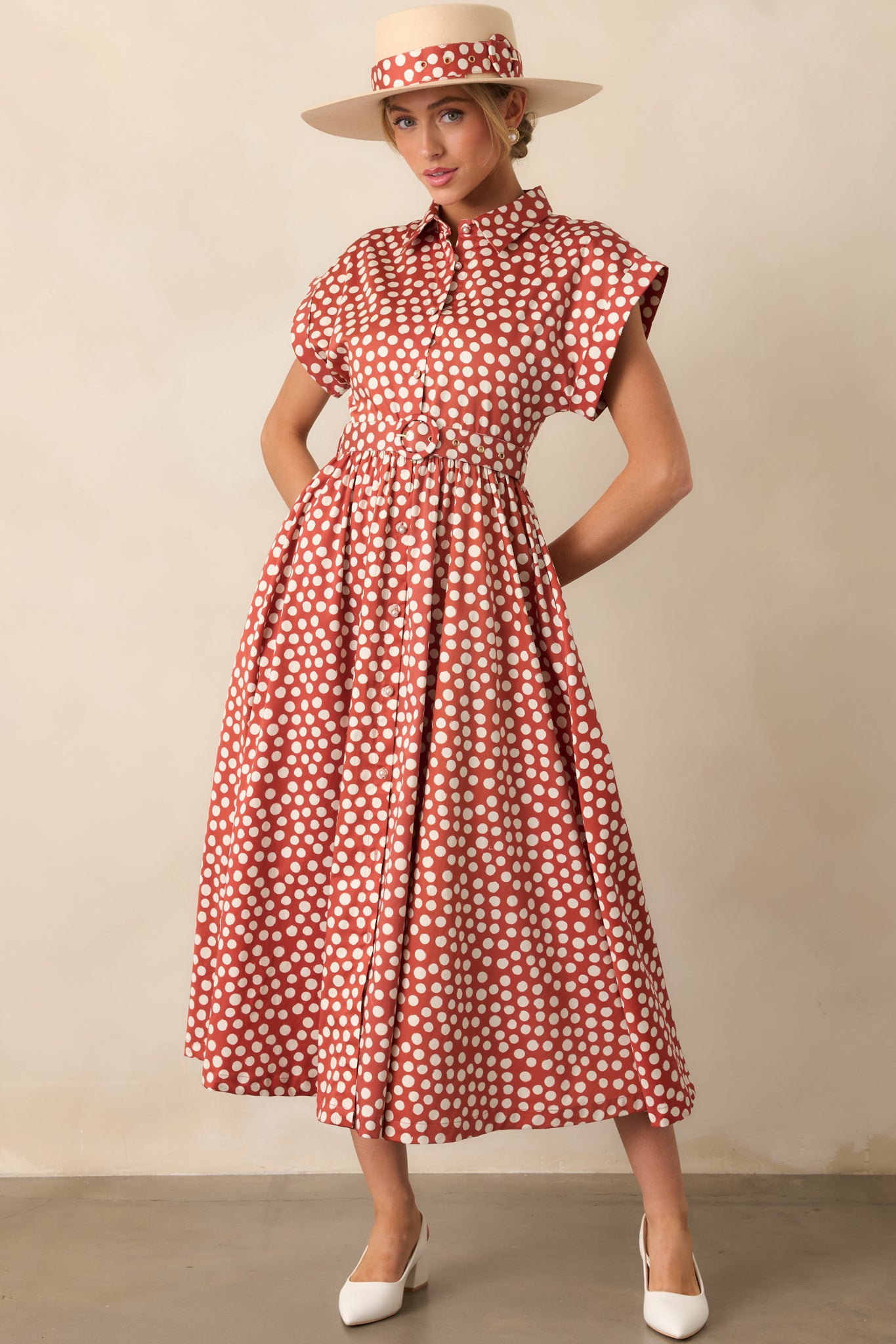 Maxi dress in brick red and ivory polka dots, highlighted with a waist-cinching adjustable belt and side pockets.