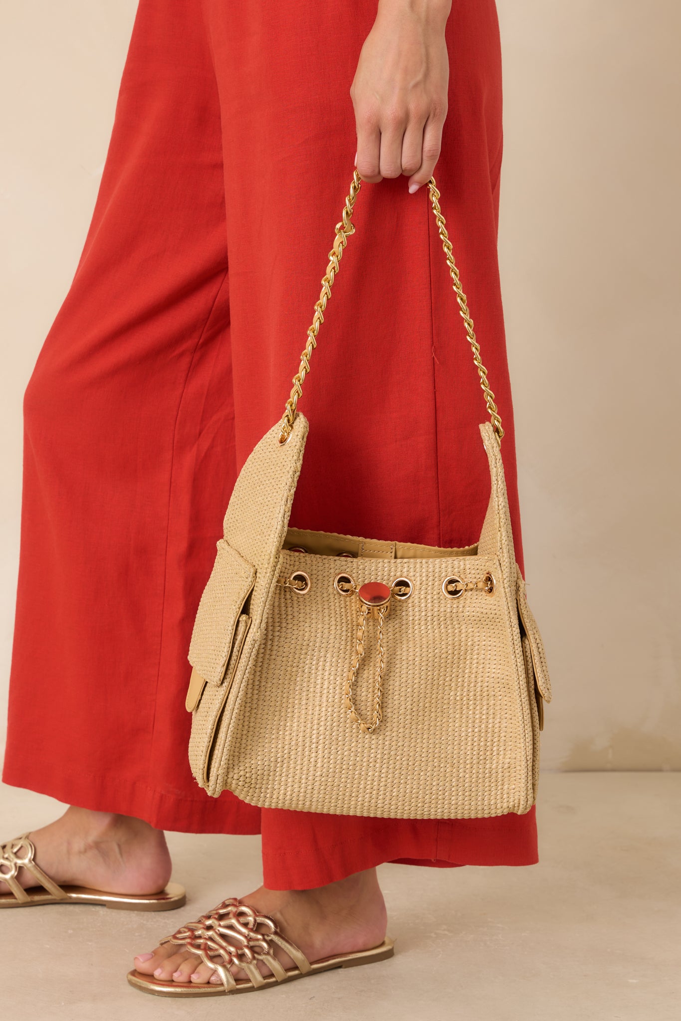 Structured woven bag with a polished finish, magnetic side pockets, and a versatile shoulder strap for everyday styling.