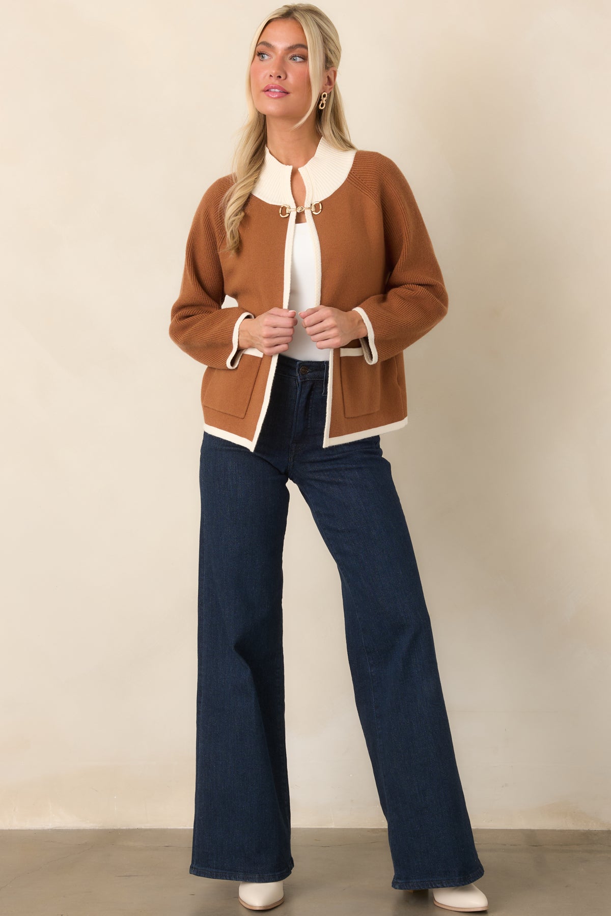 Relaxed brown cardigan showcasing ivory ribbed trim and a polished gold-tone horsebit closure.
