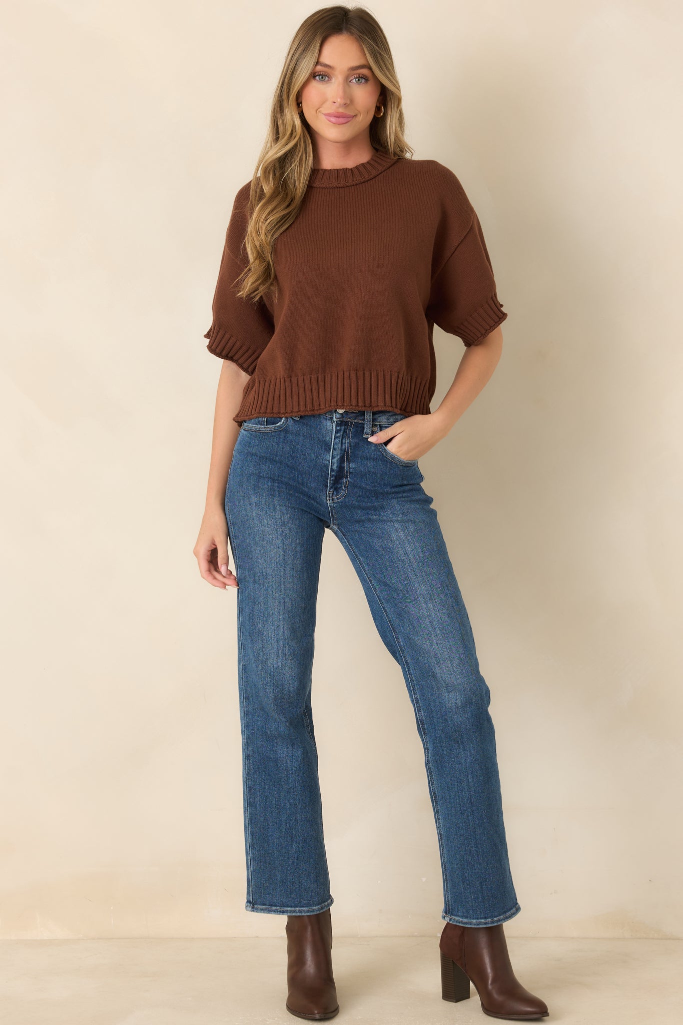 Relaxed cotton top featuring a crew neckline, short sleeves, and chunky ribbed trim for a casual, structured finish.
