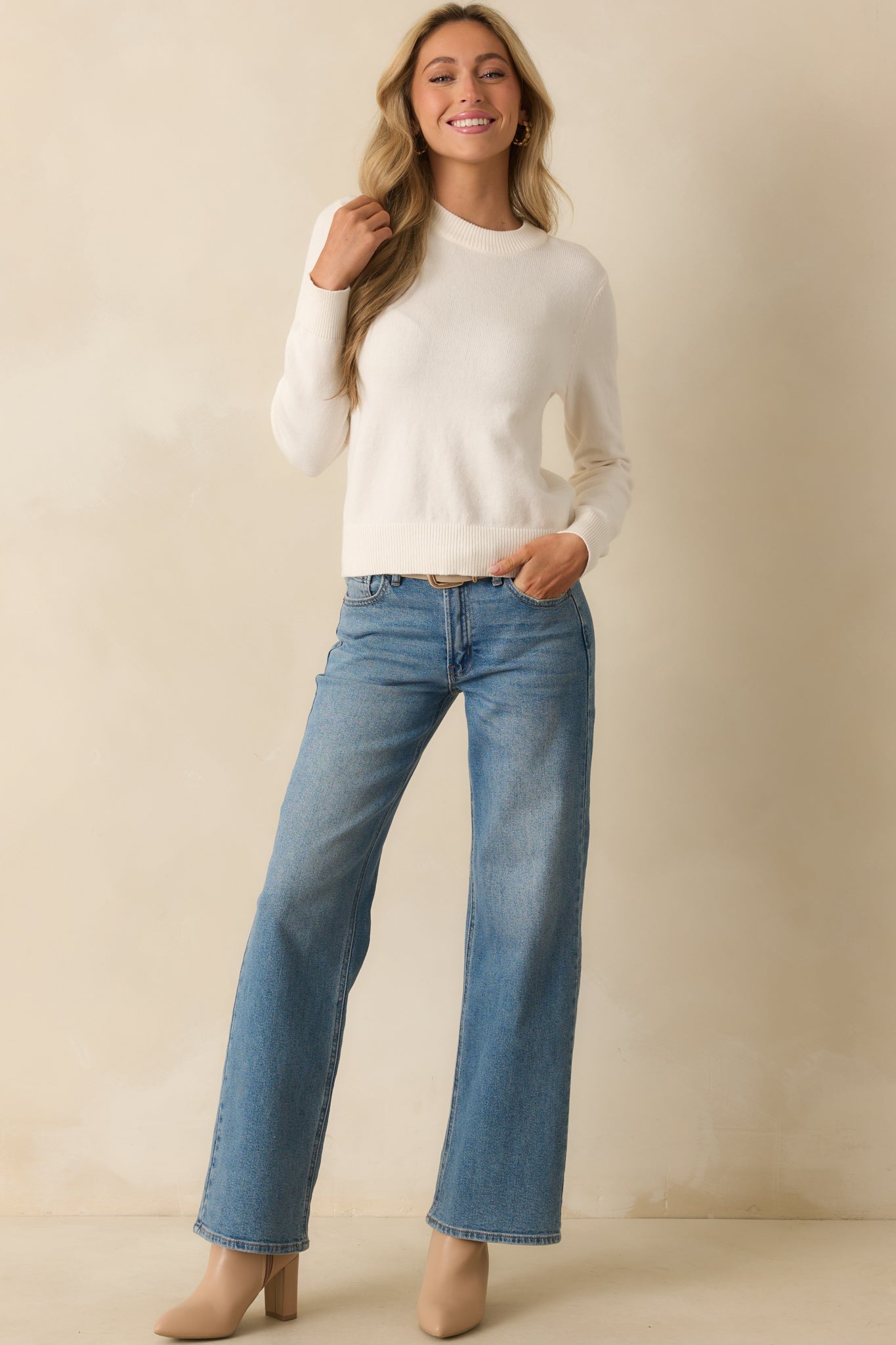 Slightly relaxed fit sweater featuring ribbed hemlines and clean silhouette.