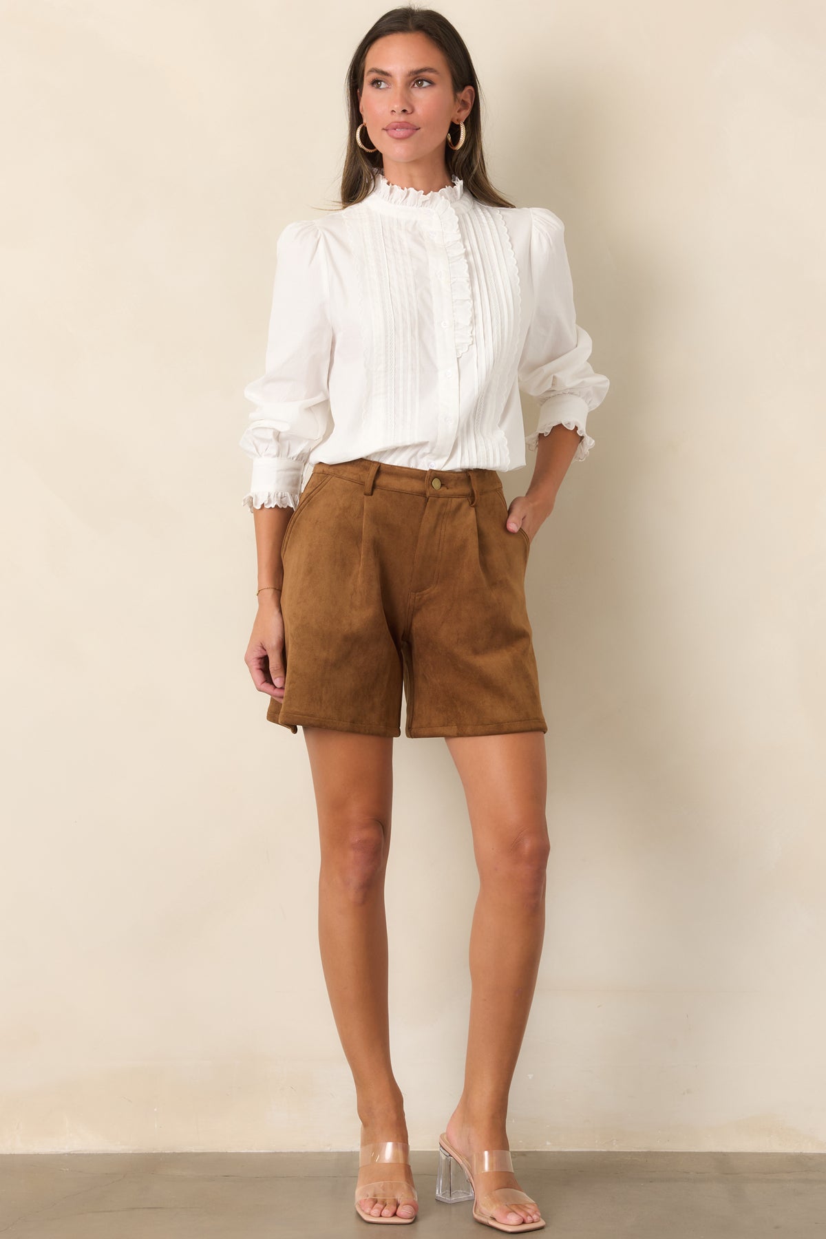 Relaxed shorts with a clean waistband, slanted side pockets, and a comfortable tailored fit.