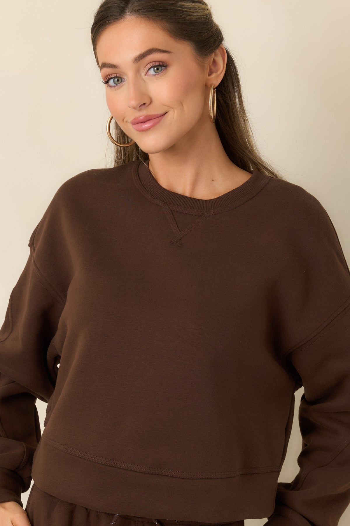 Relaxed sweatshirt featuring dropped shoulders and long sleeves with ribbed cuffs.