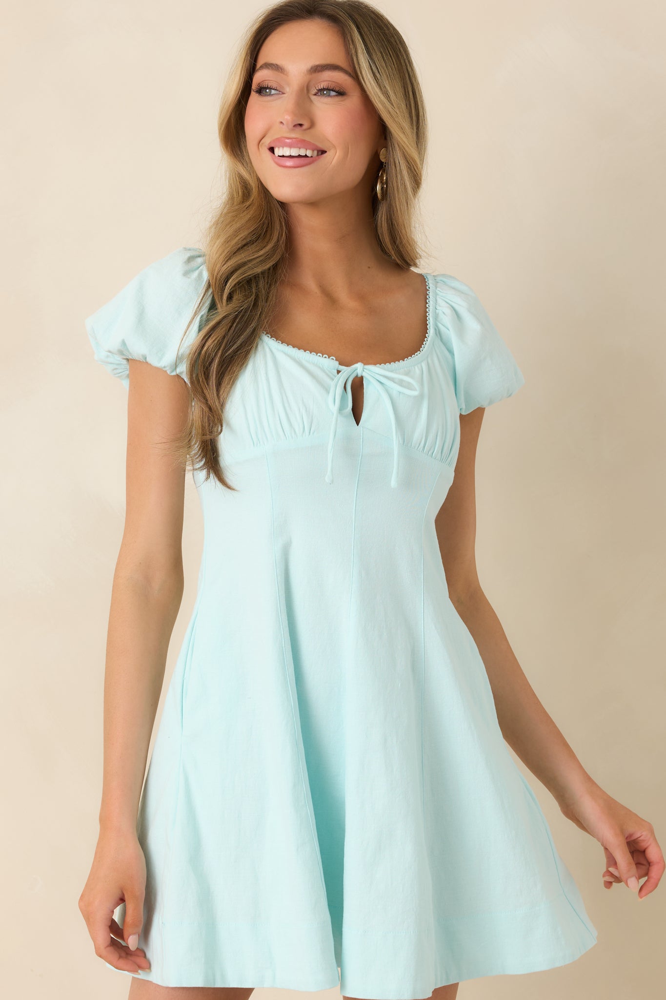 Short puff sleeves with elastic cuffs in soft aqua blue cotton.