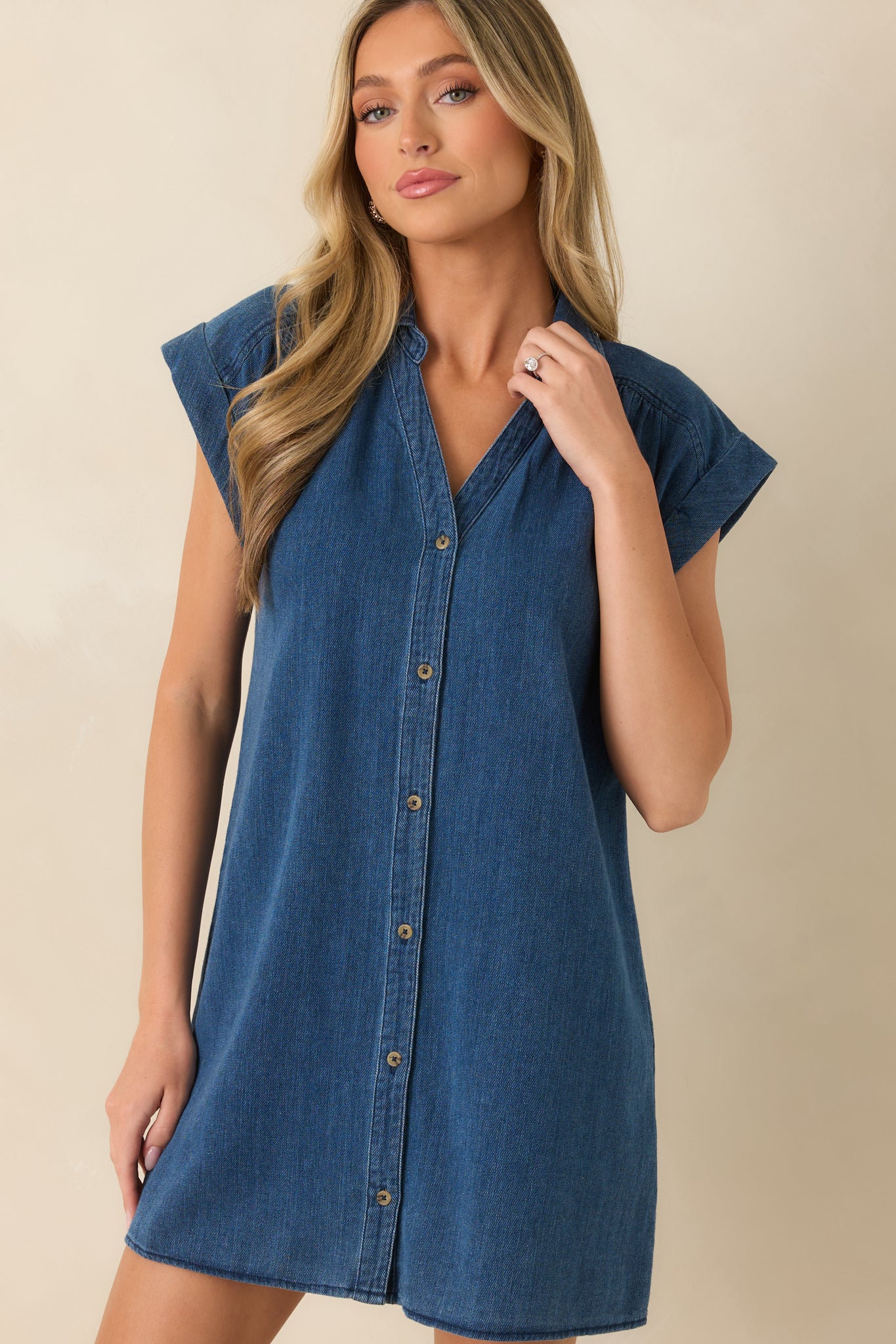 Short sleeve detail showcasing the relaxed structure and soft cotton twill finish.
