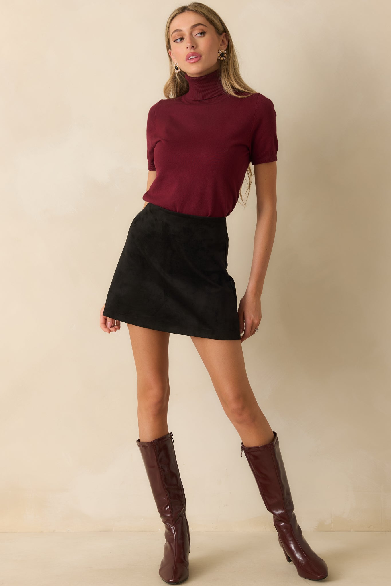 Short-sleeve sweater in wine red with subtle ribbed detailing along hem and cuffs