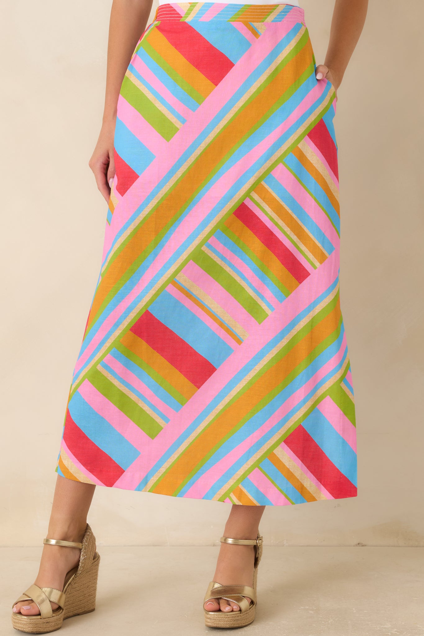 Side slit detail adds movement and a relaxed feel to this vibrant cotton-linen blend midi skirt.
