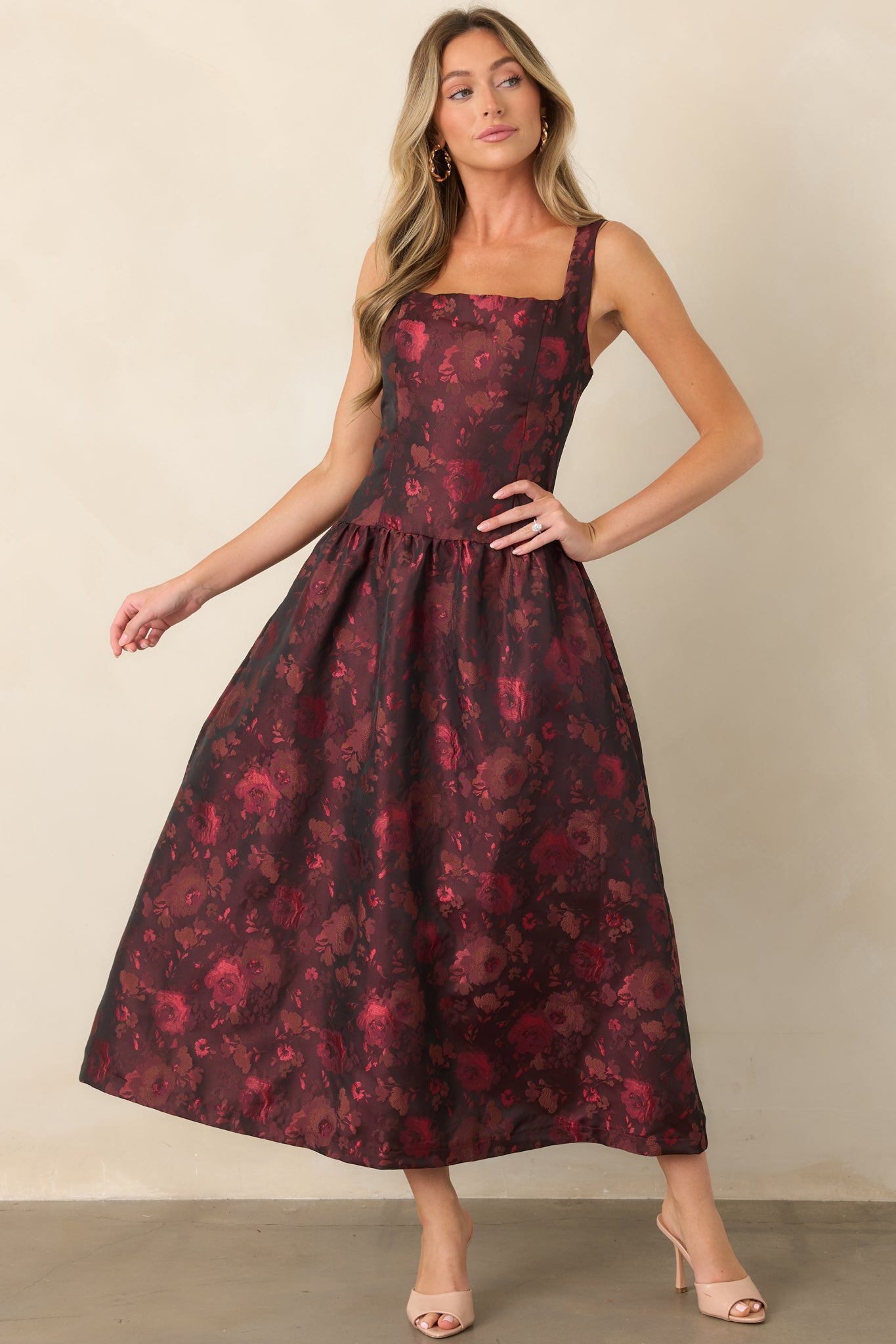 Elegant sleeveless midi dress highlighting the fitted bodice, defined square neckline, gathered waist, and voluminous fit-and-flare skirt.