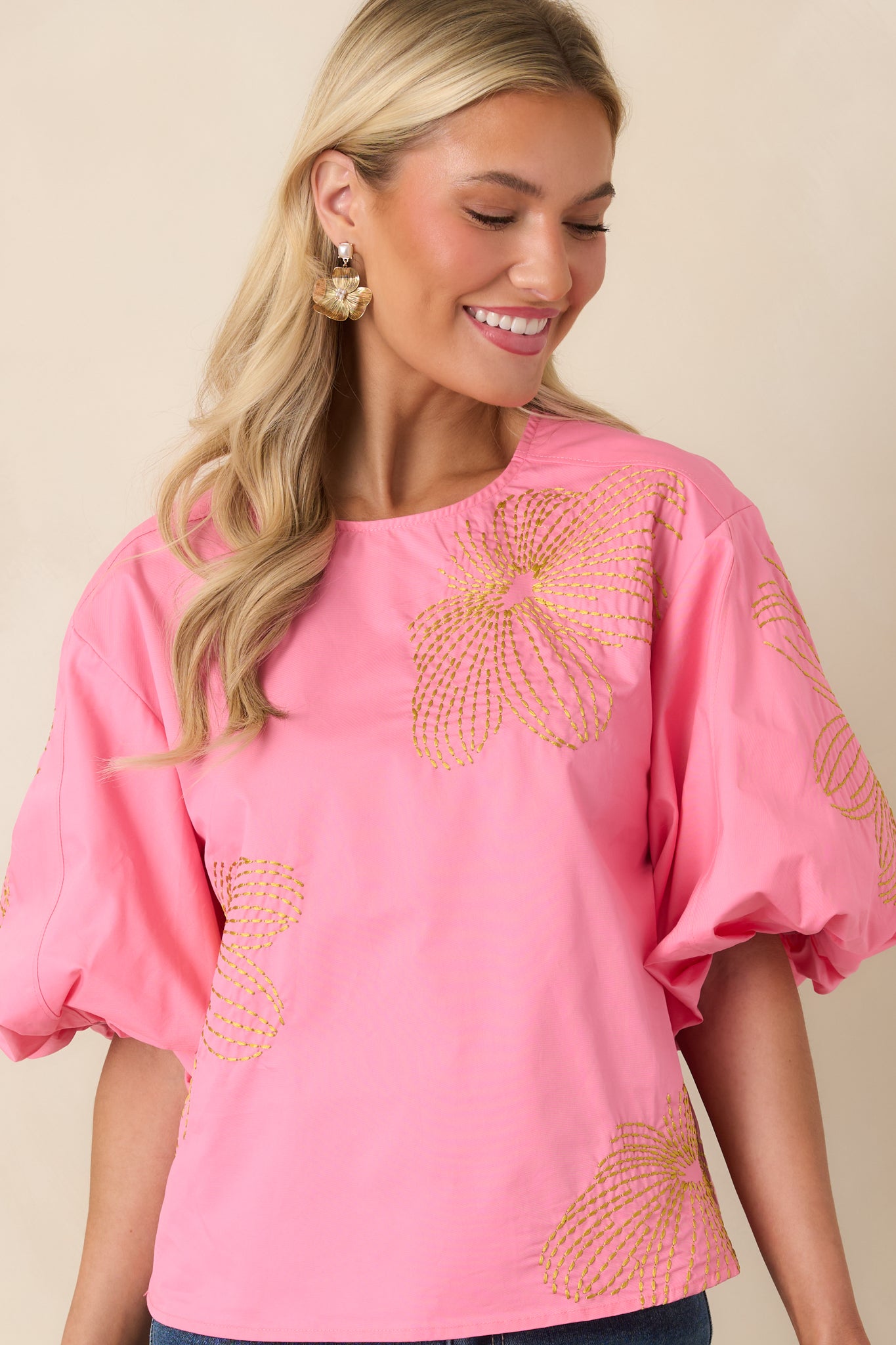 Softly voluminous short sleeves paired with detailed green embroidery on cotton fabric.