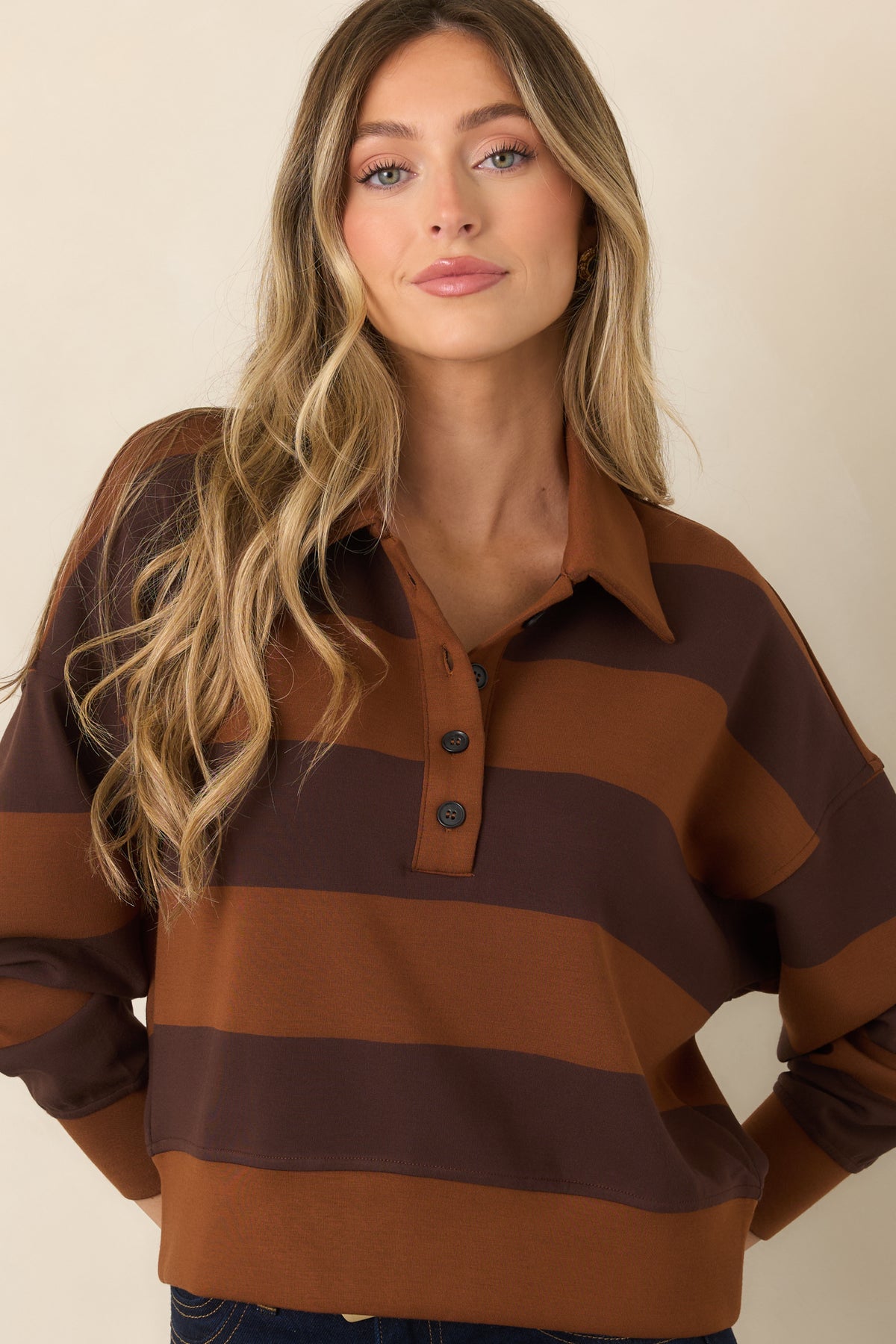 Sporty spacer fabric top with wide stripes and a clean banded hem framing the relaxed silhouette.
