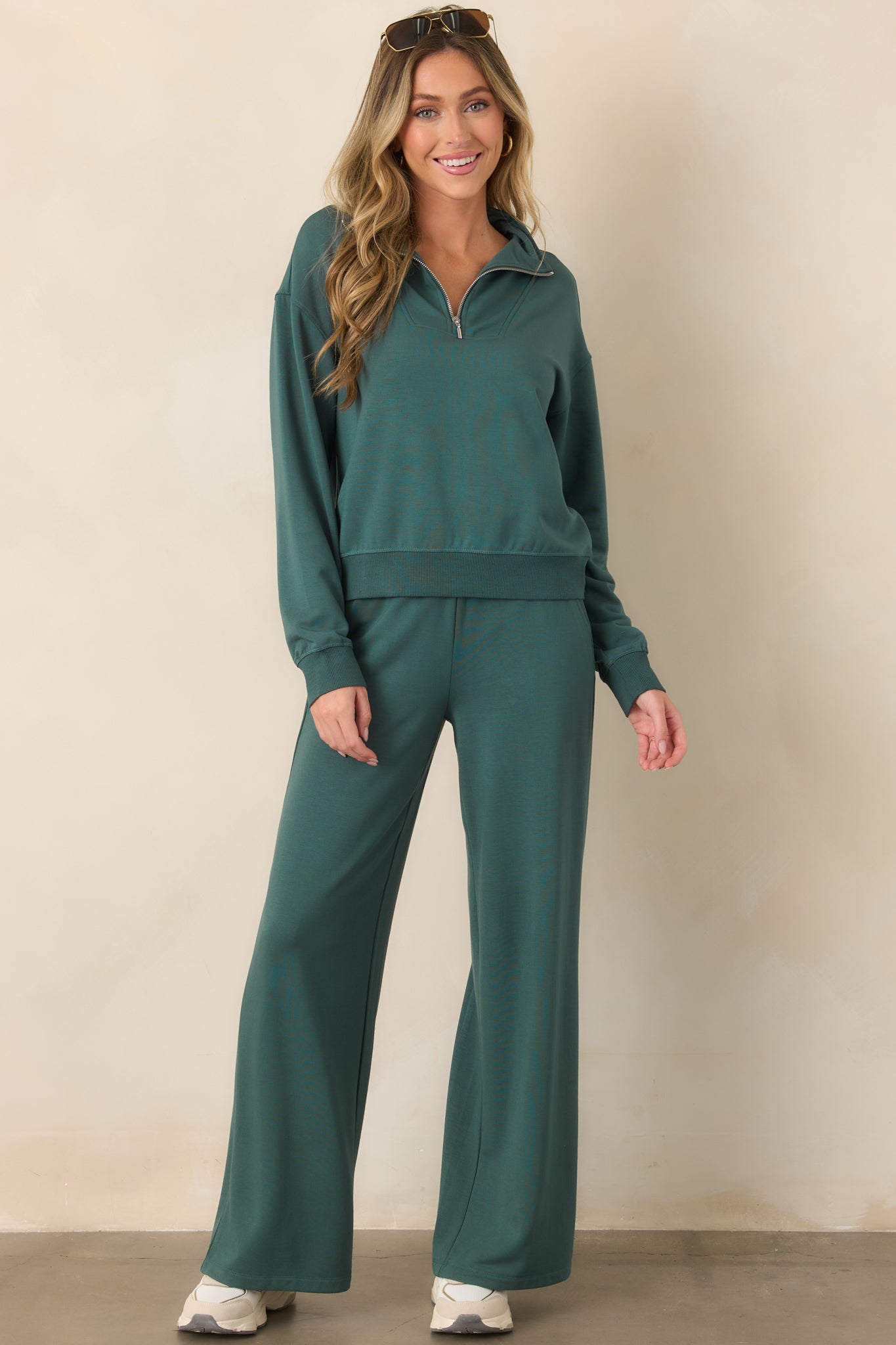 Stretchy sweatshirt with long sleeves, a clean half-zip neckline, dropped shoulder seams, and ribbed details along the lower edge.