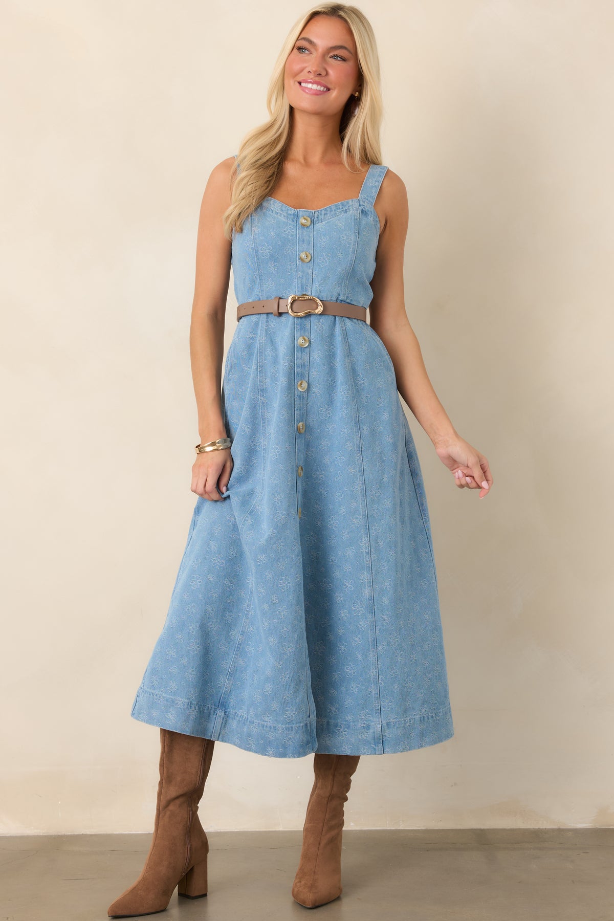 Summer-ready floral denim midi dress with a flattering sweetheart neckline and streamlined fitted waist.