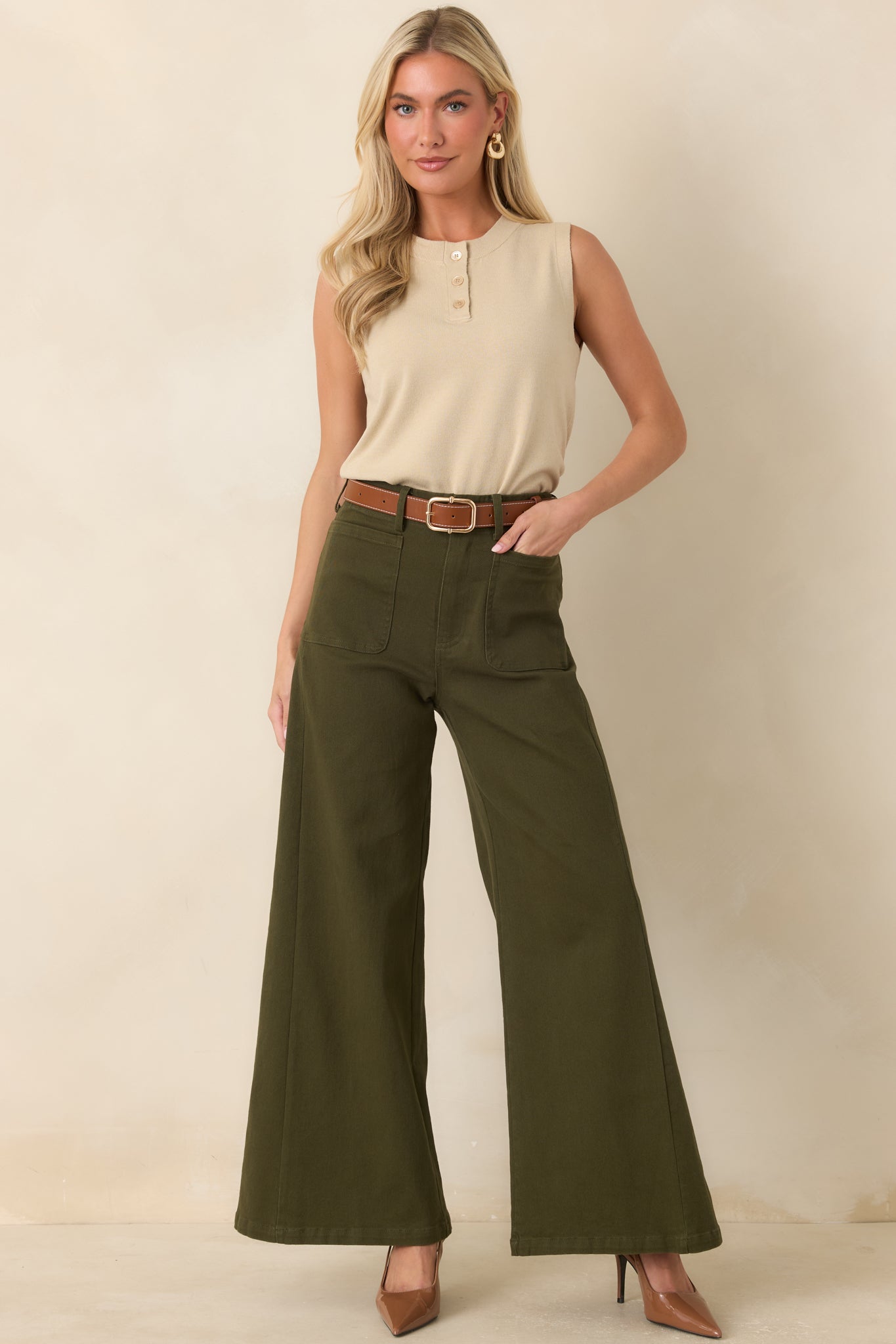Tailored high-waisted pants featuring subtle utility-inspired front pockets and a polished, everyday design.