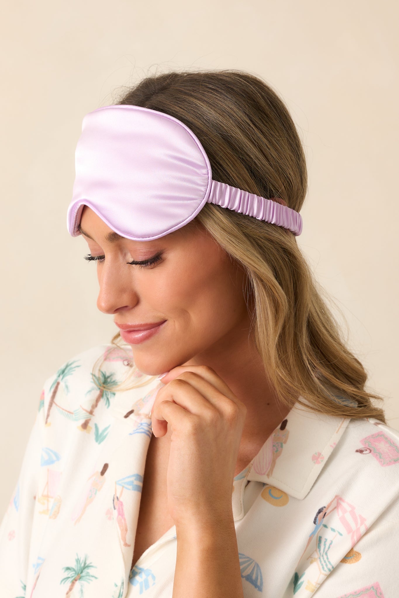 A detailed shot of the eye mask’s scrunched band, showcasing its gathered fabric for a snug and comfortable fit.