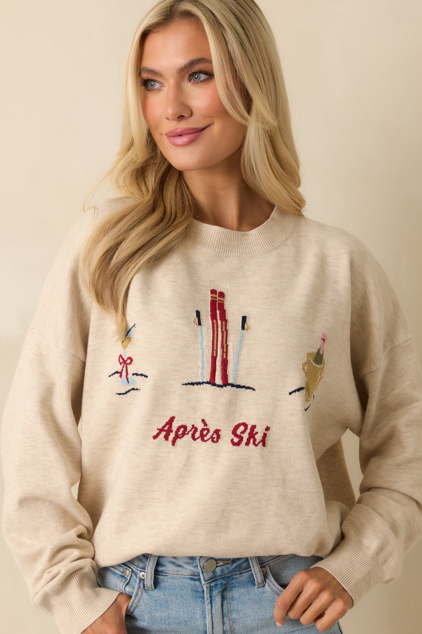 Cropped upper torso view focusing on the embroidered ski motifs, cocktail motifs, and “Après Ski” script on the chest.