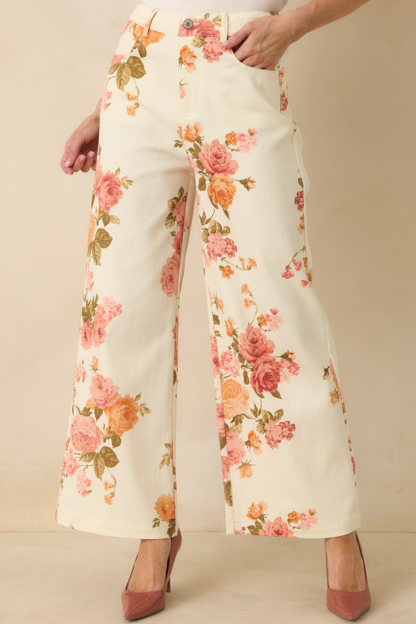 Cropped view highlighting the functional front pockets and smooth high-rise waistband of the pink floral print pants.