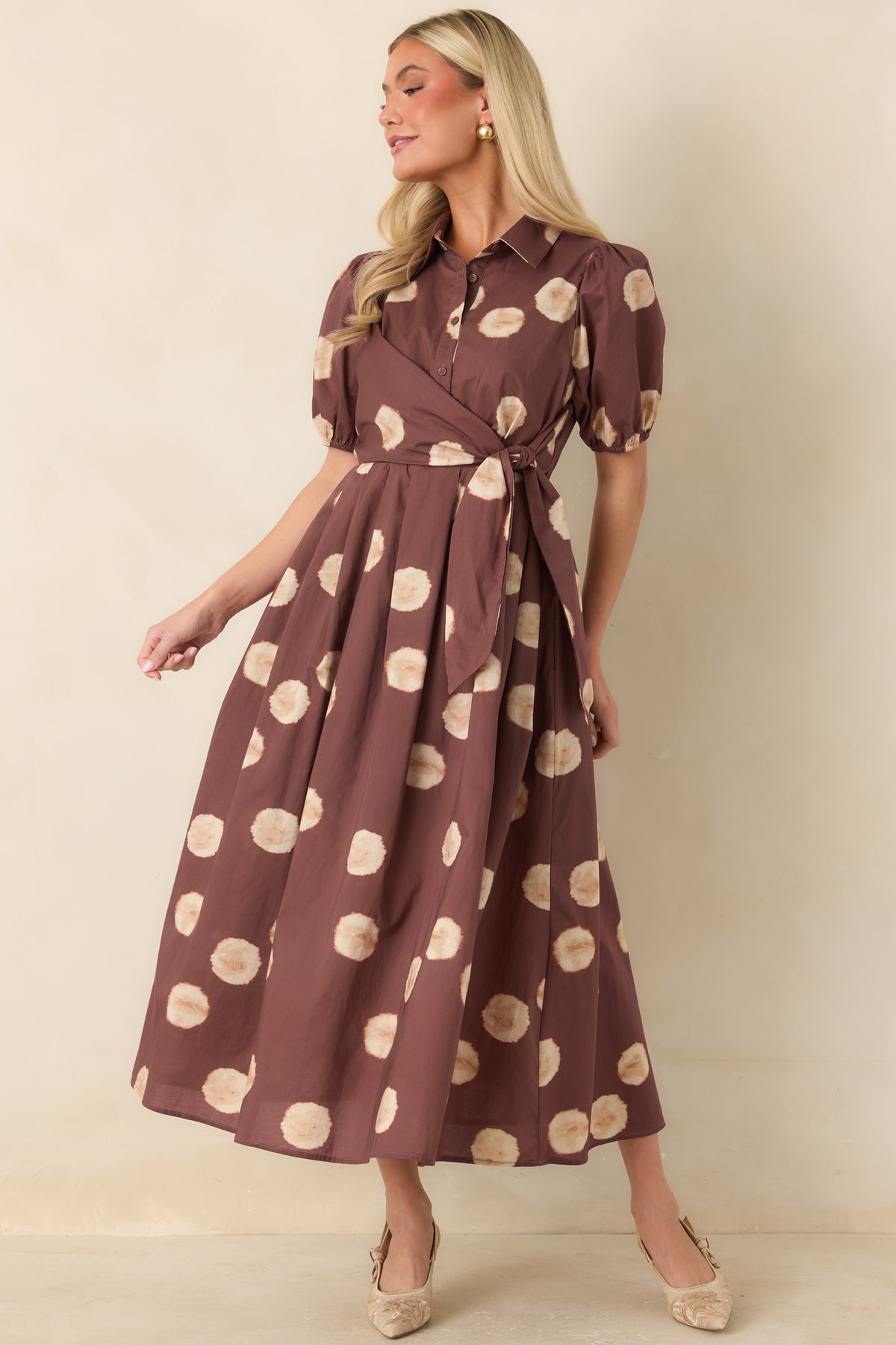 Warm beige midi dress featuring short puff sleeves, elastic cuffs, and side pockets.