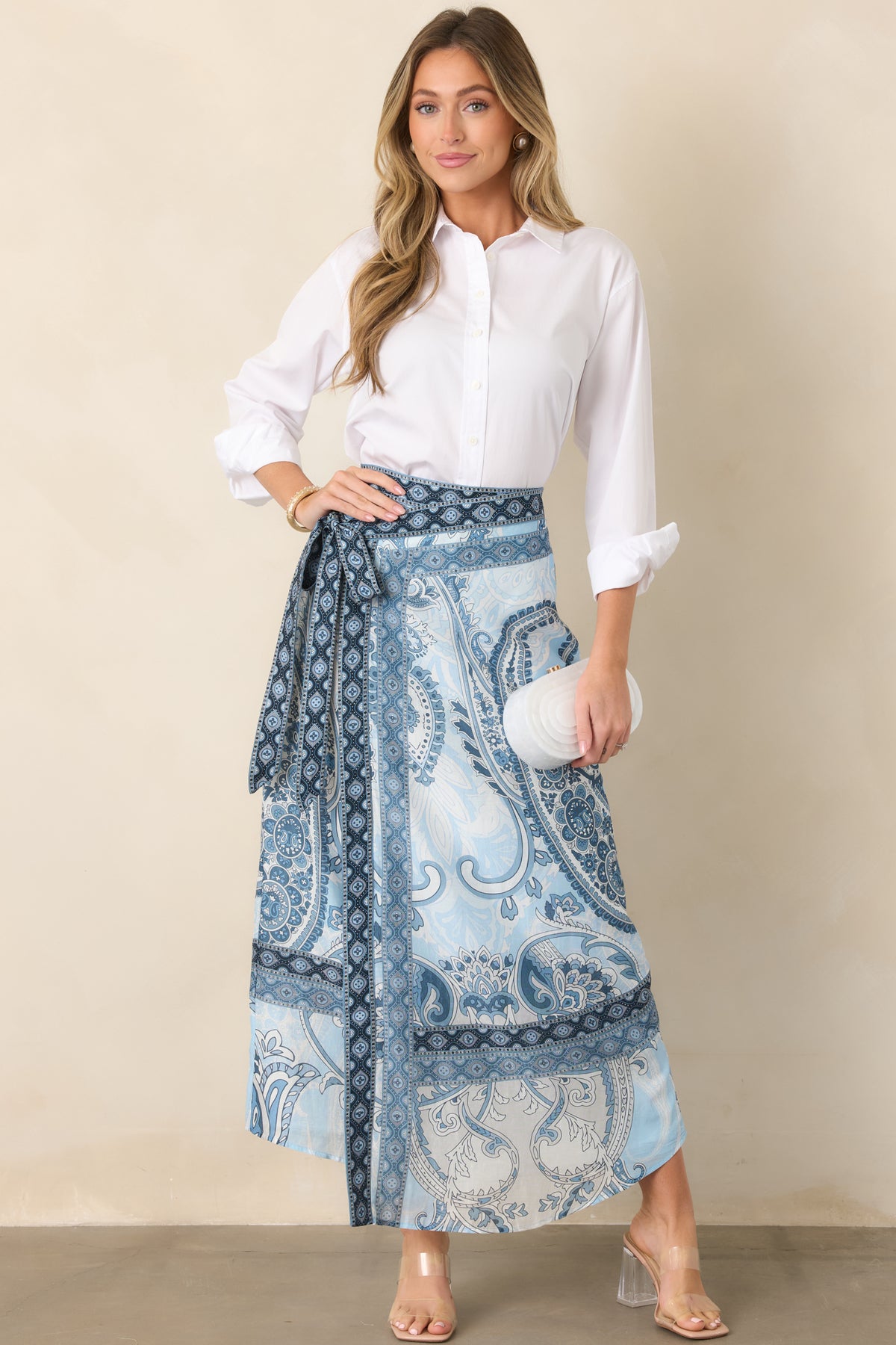 White cotton poplin shirt featuring a classic collar and oversized fit.