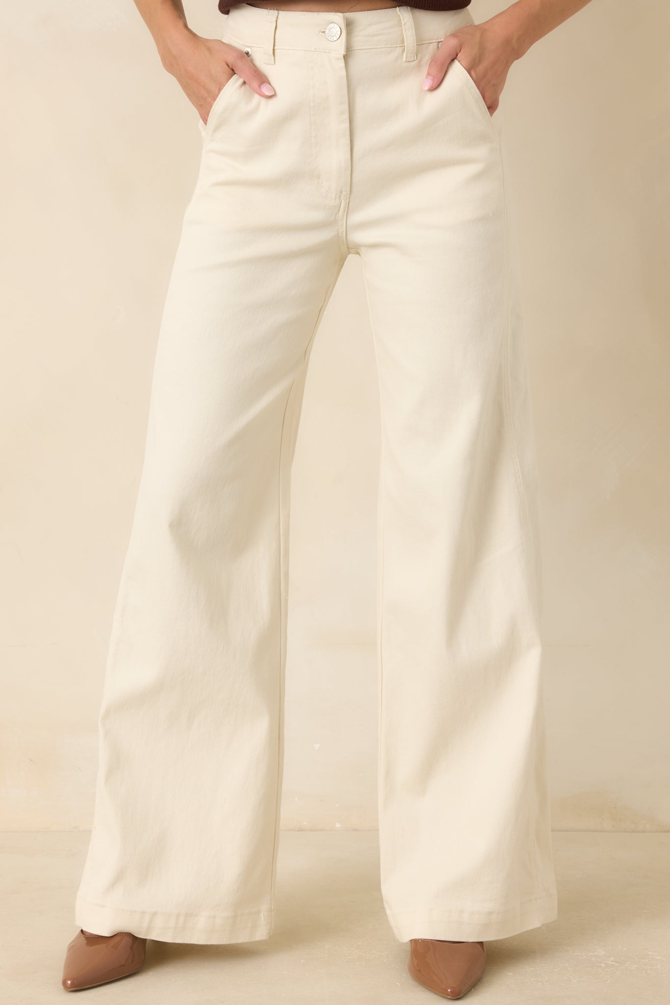 Functional front pockets add everyday practicality to these relaxed wide leg cotton blend jeans.