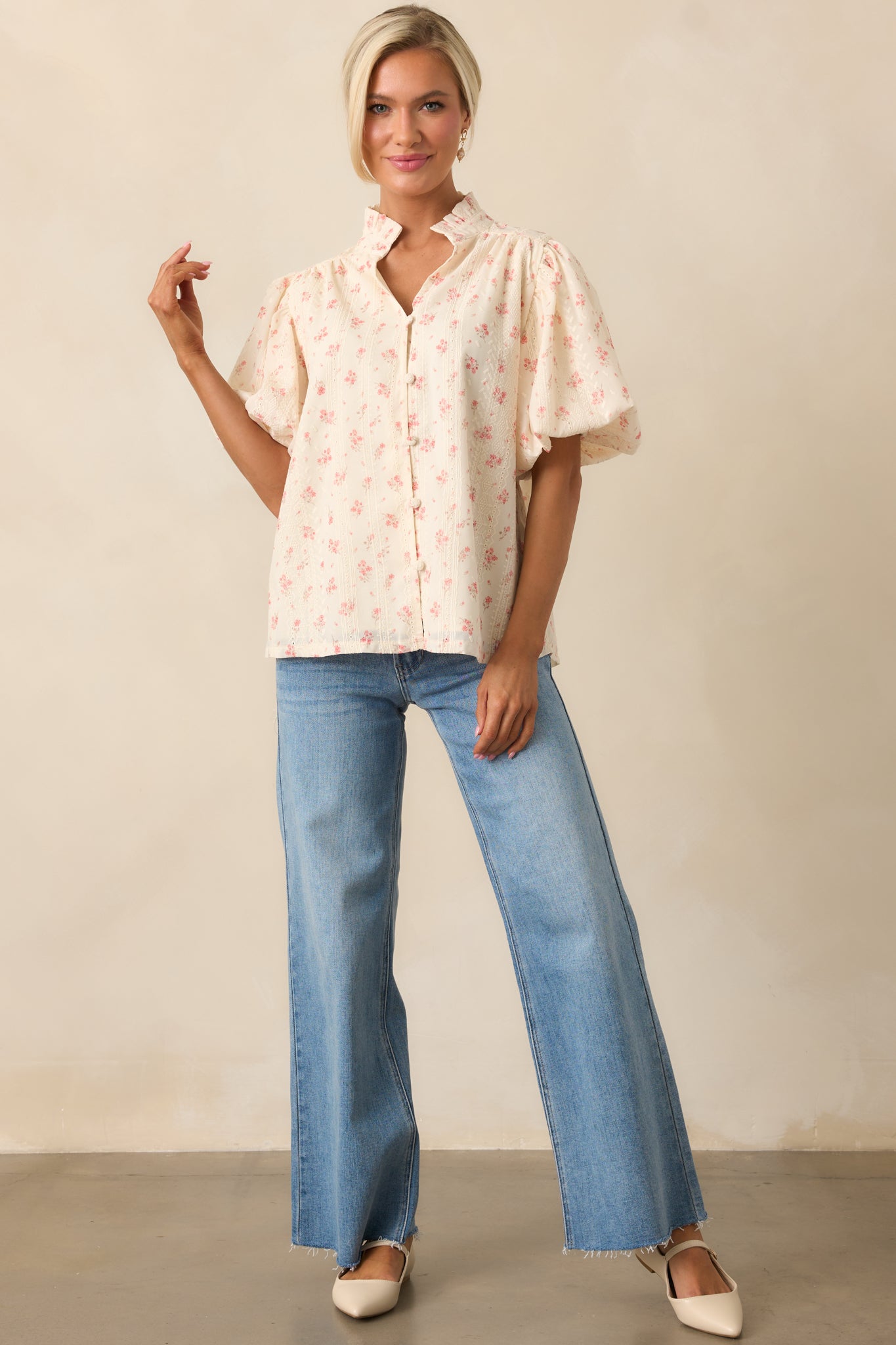  This vibrant yellow blouse features a delicate ruffle collar, puff sleeves, and a button front design for a timeless, feminine touch.