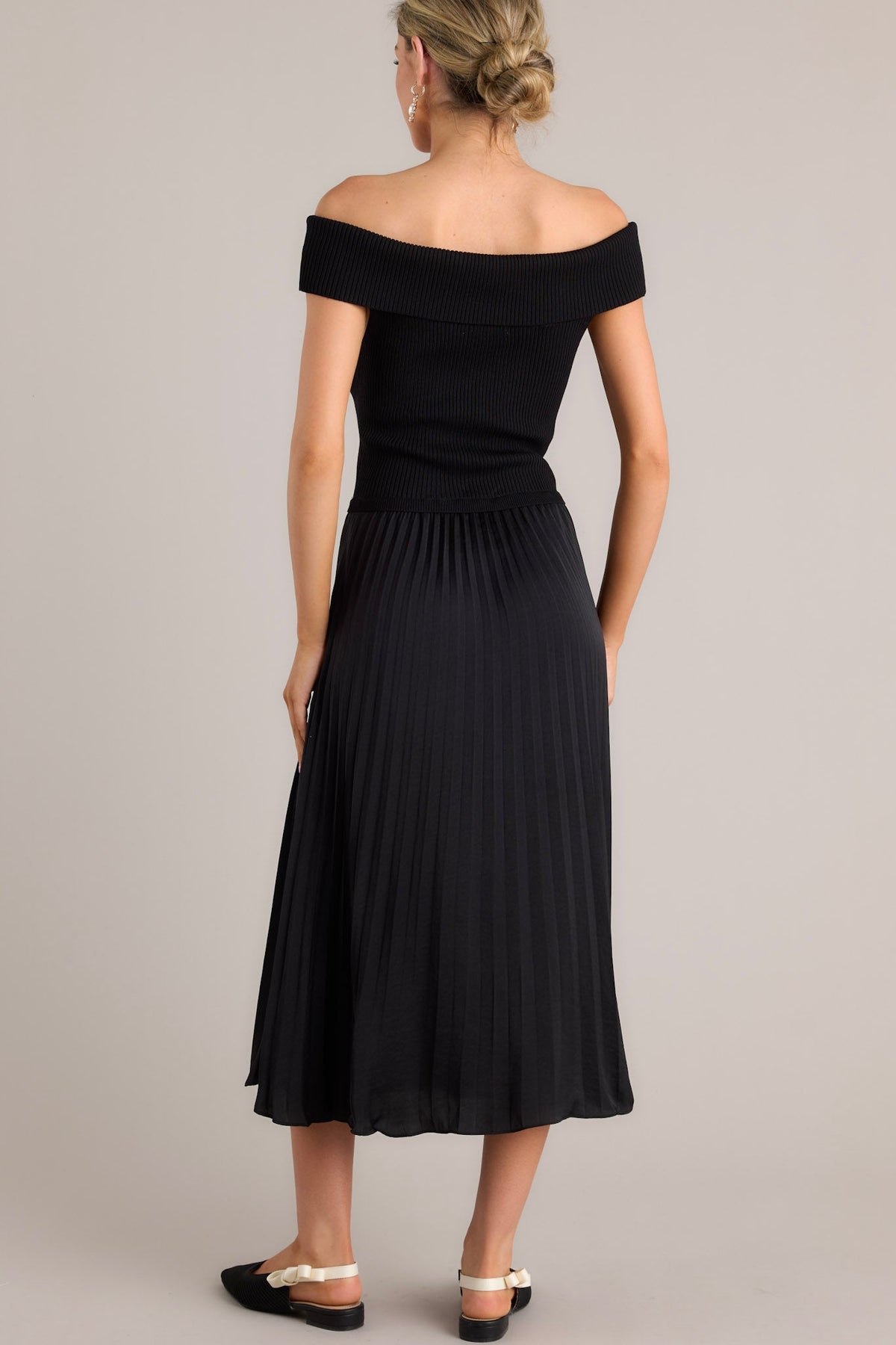 4511330 Black Pleated Midi Dress