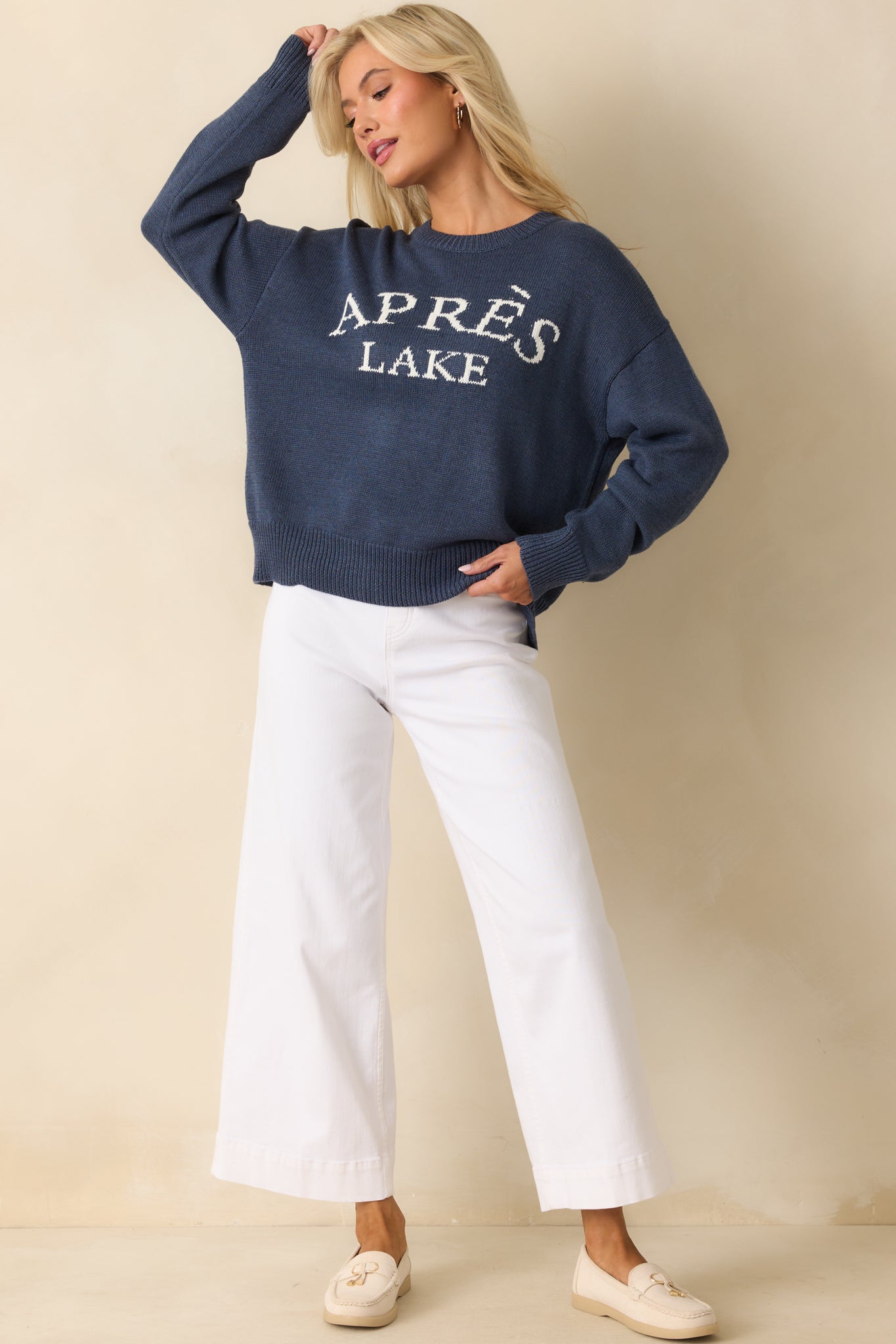 Classic crew neck navy sweater featuring "Après Lake" in contrasting white letters.