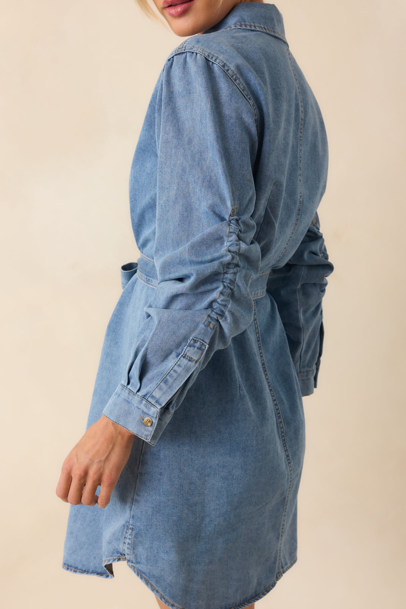Cropped view of the side seam pocket integrated into the denim fabric.