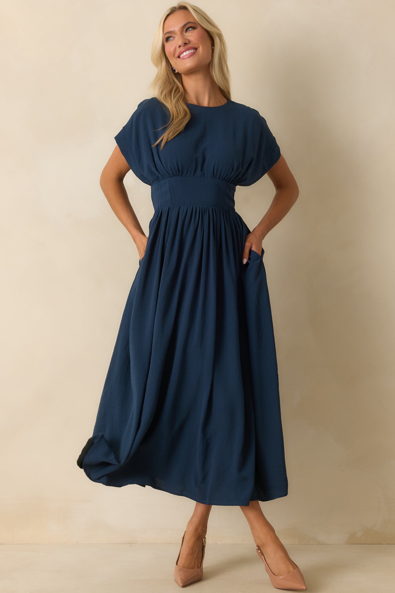 Timeless maxi dress in navy with a relaxed yet structured design.