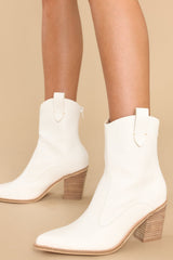 These white boots feature a pointed toe, a functional zipper down the back, and a faux leather material throughout.