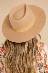 This tan hat showcases a silhouette inspired by men's vintage styles, features a black tonal 100% suede band, with a brim measurement of 8.5 cm,  a 50+ UPF rating. 